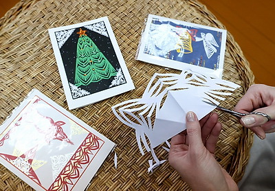 Вытинанки, набивки на ткани, старинные игрушки из дерева. Чему учат детей в Доме ремесел Глубокого