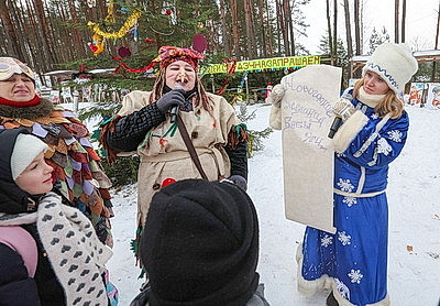 Квесты, игры, подарки. Как дети проводят праздники в резиденции Снегурочки в Городке