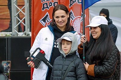 Невероятная атмосфера. Четвертый чемпионат по колке дров среди СМИ проходит в Минском районе