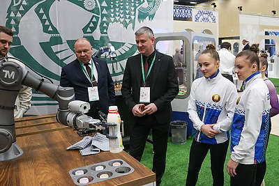 Делегаты ВНС из разных регионов страны посетили выставку \"Моя Беларусь\"