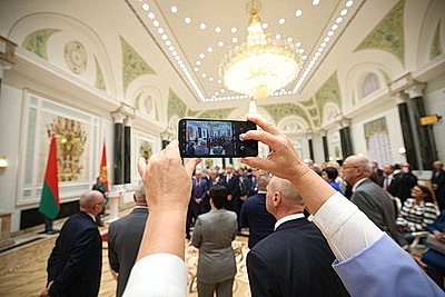 \"Здесь пишется история суверенной Беларуси\". Залы Дворца Независимости впечатлили парламентариев