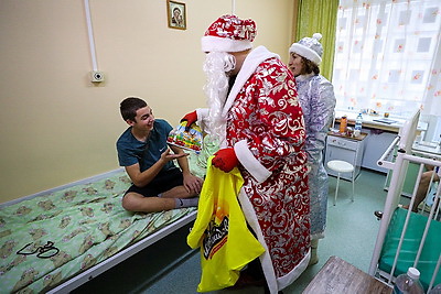 \"Мама, смотри!\" В окна к пациентам РНПЦ детской хирургии постучались Деды Морозы-альпинисты