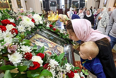 Православные верующие отмечают Преображение Господне - Яблочный Спас