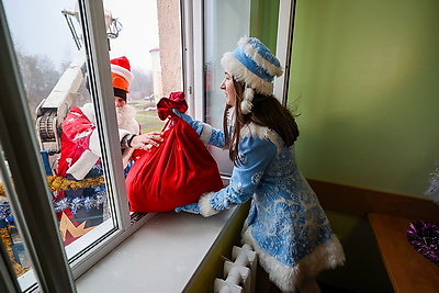 Новогодние подарки через окошки. Энергетики поздравили пациентов детской больницы Гродно