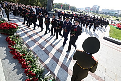 Торжественная церемония возложения цветов прошла у стелы \"Минск - город-герой\"