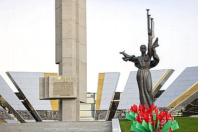 Участники молодежного форума СНГ и ЕАЭС возложили цветы к стеле \"Минск - город-герой\"