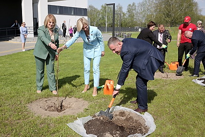 Кочанова возложила цветы в мемориальном комплексе \"Детям - жертвам войны\"
