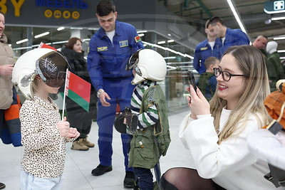 Увидеть военную технику и попробовать солдатскую кашу. Как День защитников Отечества встретили в Минске