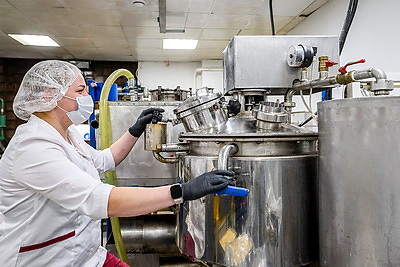 Единственное в Беларуси производство. Как в Глубоком изготавливают клюкву в сахарной пудре?