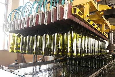 Стекольное производство. Стеклозавод в Гродно выпускает свыше 65 тыс. бутылок в смену