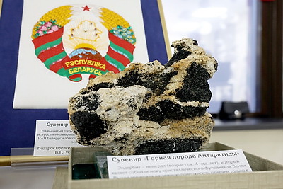 Истории предприятий и судьбы людей. Уникальная выставка подарков Президенту открылась в Солигорске