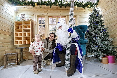 Деревушка Деда Мороза в \"Первом торговом\" принимает гостей