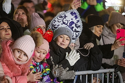 Шествие Дедов Морозов и Снегурочек собрало в Гродно более 700 участников