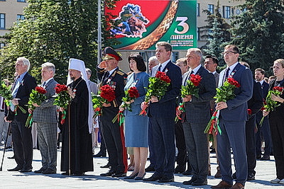 Народное возложение цветов прошло у монумента Победы в Минске