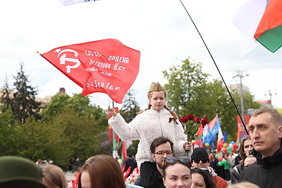 Память живет в сердцах! Народное возложение проходит на Площади Победы