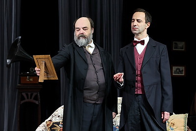 Спектакль \"Волки и овцы\" в рамках гастролей представили российские артисты на сцене молодежного театра