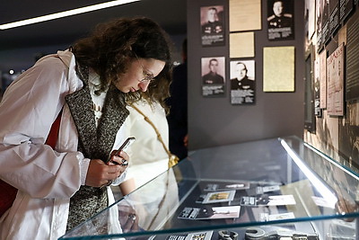 Участники медиатура \"Дорогами Победы\" презентовали Музею истории ВОВ копию уникального плаката