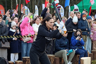 Невероятная атмосфера. Четвертый чемпионат по колке дров среди СМИ проходит в Минском районе