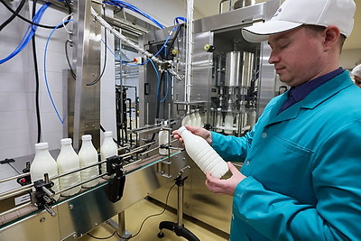 Сергеенко ознакомился с деятельностью Поставского молочного завода