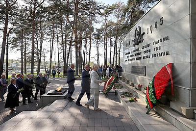 Члены Совета Республики возложили цветы в мемориальном комплексе \"Масюковщина\"