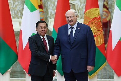 Встреча Лукашенко и премьера Мьянмы Мин Аун Хлайна проходит во Дворце Независимости