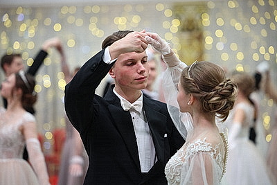 Вальс, кадриль и полонез. Дворец Независимости собрал участников красочного новогоднего бала