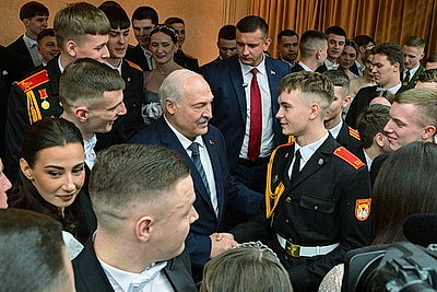 Вальс, кадриль и полонез. Дворец Независимости собрал участников красочного новогоднего бала