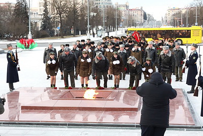 К монументу Победы возложили венки по случаю Дня защитников Отечества