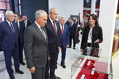 Сергеенко и Володин посетили мемориальный комплекс \"Буйничское поле\"