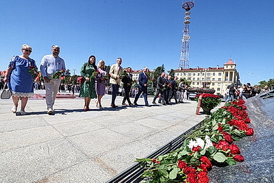 Народное возложение цветов прошло у монумента Победы в Минске