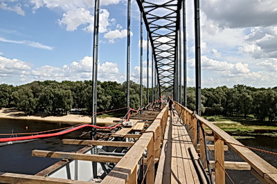 Продолжается реконструкция пешеходного моста через реку Сож