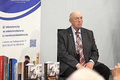 \"Нас воспитали участники великих побед\". В Минске презентовали книгу воспоминаний детей войны