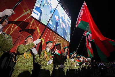 Акция \"Споем День Победы вместе!\" и фейерверк завершили празднование 9 Мая