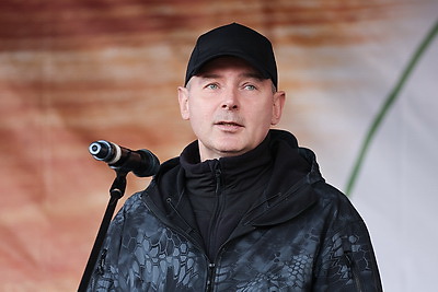 Невероятная атмосфера. Четвертый чемпионат по колке дров среди СМИ проходит в Минском районе