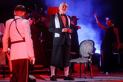 В Брестском академическом театре драмы состоялся премьерный показ спектакля \"Маскарад\"