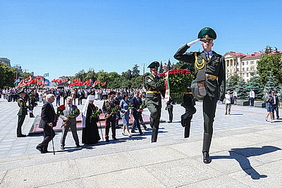 Народное возложение цветов прошло у монумента Победы в Минске