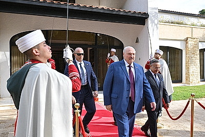 Лукашенко в Алжире возложил венок в мемориальном комплексе \"Памятник славы и мученичества\"