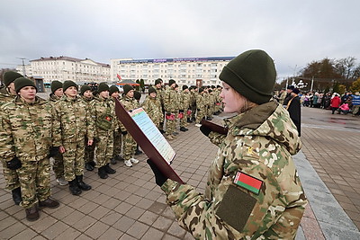 Молодое пополнение военнослужащих внутренних войск приняло присягу на площади Победы в Витебске