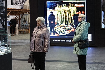 \"Я был просто в шоке\". Не только детей оставляет под впечатлением выставка \"Дорога к Победе\" в ММВЦ