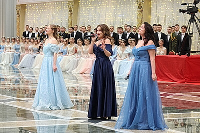 Вальс, кадриль и полонез. Дворец Независимости собрал участников красочного новогоднего бала