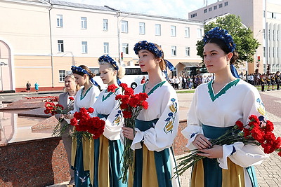 Участники медиафорума в Гомеле возложили цветы к памятному знаку жертвам геноцида