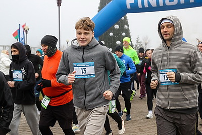 Нарядные, бодрые, счастливые. Более 300 человек вышли на старт Новогоднего забега в Бресте