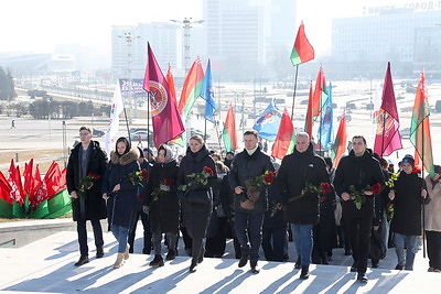 В День защитников Отечества к стеле \"Минск - город-герой\" возложили цветы