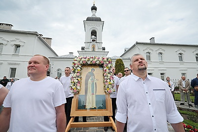 День памяти Преподобной Евфросинии Полоцкой. Тысячи верующих объединил Крестный ход