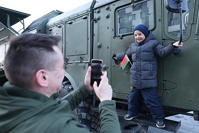 Увидеть военную технику и попробовать солдатскую кашу. Как День защитников Отечества встретили в Минске