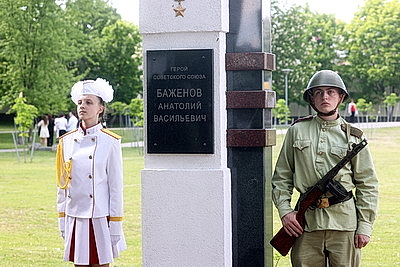 С благодарностью за мирное небо. Выпускники возложили цветы на Аллее Героев в Гомеле