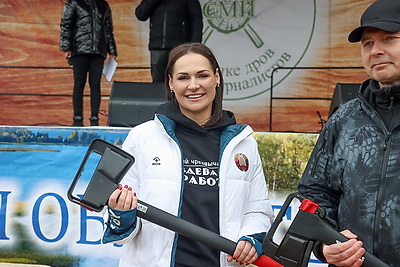 Невероятная атмосфера. Четвертый чемпионат по колке дров среди СМИ проходит в Минском районе