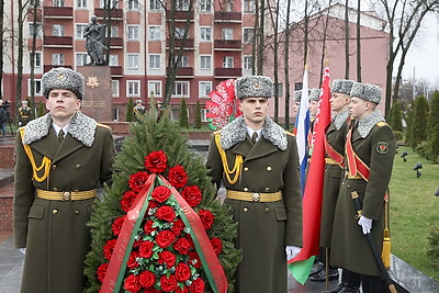 Созидание в единстве и мире. Представители Брянской области почтили память героев Победы в Гомеле