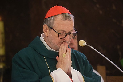 С букетом васильков в руках. Клаудио Гуджеротти возглавил литургию в брестском костеле Воздвижения Святого Креста