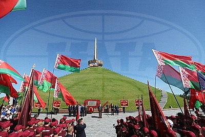 Лукашенко в День Независимости возложил венок к подножию Кургана Славы